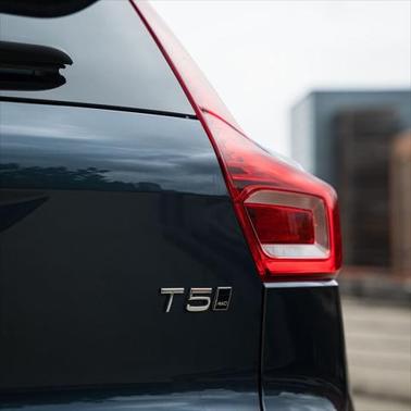 2021 Volvo XC40 T5 Momentum