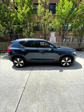 2021 Volvo XC40 T5 Momentum