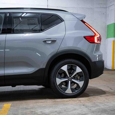 2026 Volvo XC40 Plus, B5 AWD Gas (mild hybrid), Dark