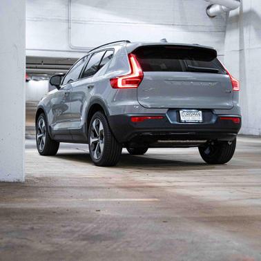2026 Volvo XC40 Plus, B5 AWD Gas (mild hybrid), Dark