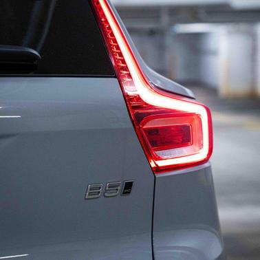 2026 Volvo XC40 Plus, B5 AWD Gas (mild hybrid), Dark