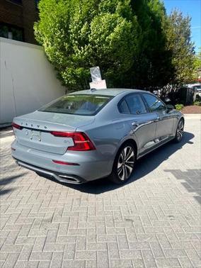 2022 Volvo S60 T5 Momentum