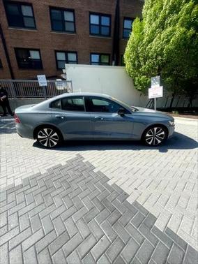 2022 Volvo S60 T5 Momentum