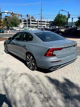 2022 Volvo S60 T5 Momentum