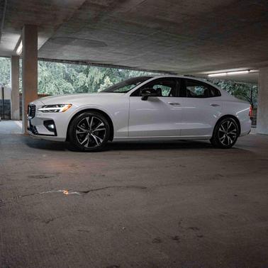2024 Volvo S60 B5 Core Dark Theme