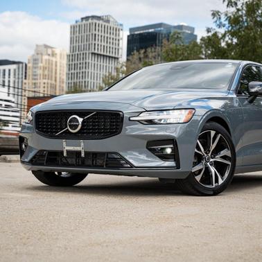 2023 Volvo S60 B5 Plus Dark Theme