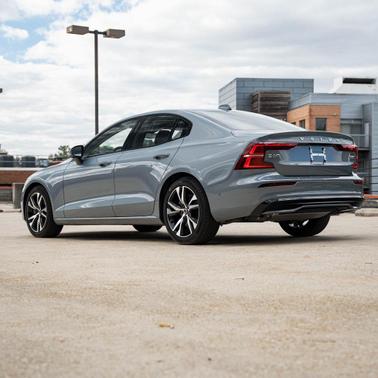 2023 Volvo S60 B5 Plus Dark Theme