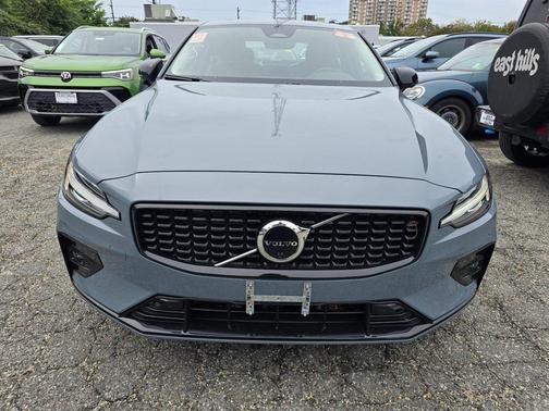 2023 Volvo S60 B5 Plus Dark Theme