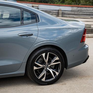 2023 Volvo S60 B5 Plus Dark Theme