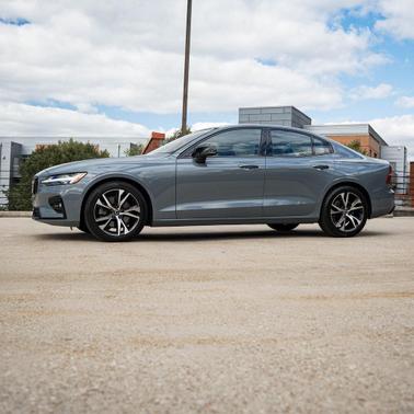 2023 Volvo S60 B5 Plus Dark Theme