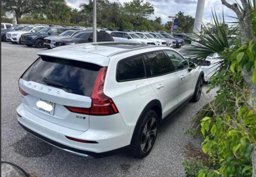 2024 Volvo V60 Cross Country B5 Plus