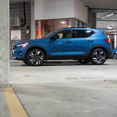 2024 Volvo XC40 B5 Plus Dark Theme