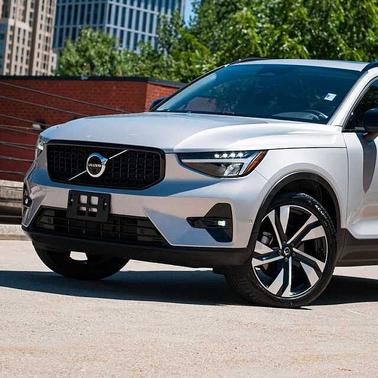 Silver Dawn 2023 Volvo XC40 Plus