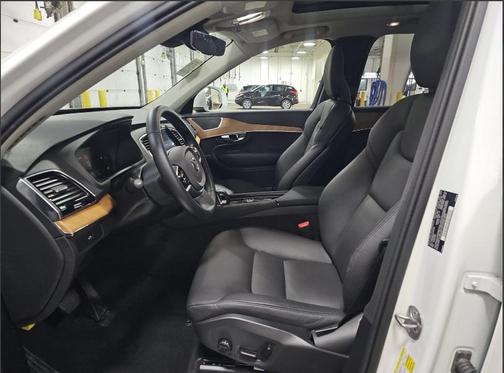 2025 Volvo XC90 B5 Plus