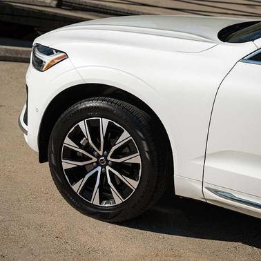 Crystal White 2023 Volvo XC60 Plus