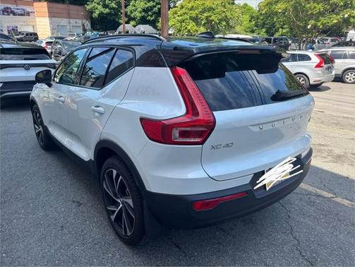 2022 Volvo XC40 T5 R-Design