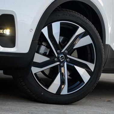 2025 Volvo XC40 Plus Bright Theme