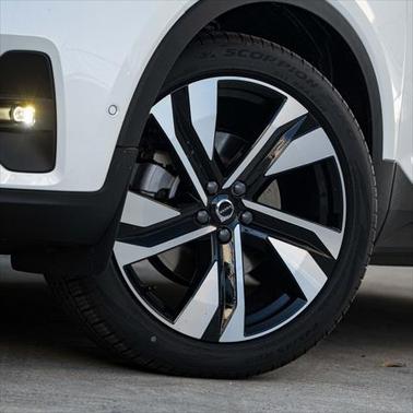 2025 Volvo XC40 Plus Bright Theme