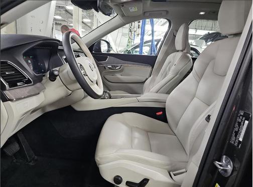2024 Volvo XC90 B6 Plus Bright Theme 6-Seater