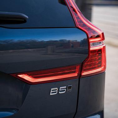 2023 Volvo XC60 B5 Plus Dark Theme