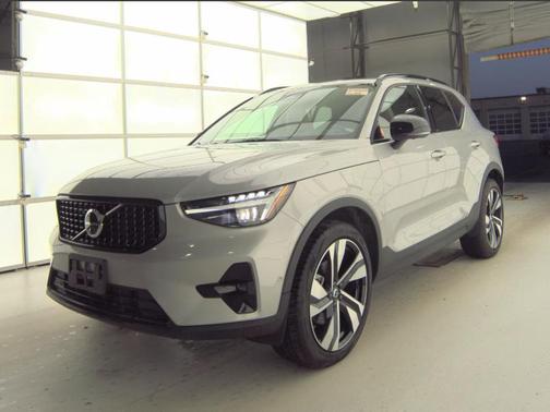 2024 Volvo XC40 B5 Ultimate Dark Theme