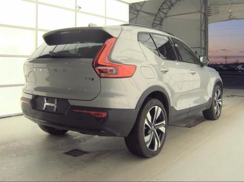 2024 Volvo XC40 B5 Ultimate Dark Theme