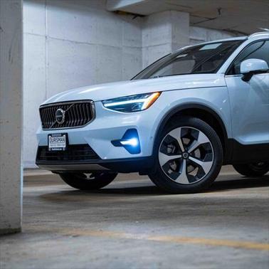 2025 Volvo XC40 B5 Plus Bright Theme