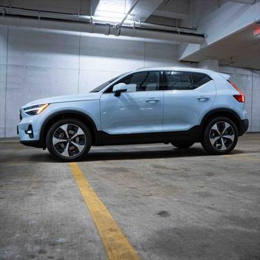 2025 Volvo XC40 B5 Plus Bright Theme