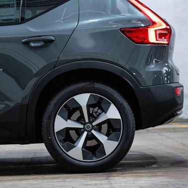 2026 Volvo XC40 Plus, B5 AWD Gas (mild hybrid), Dark