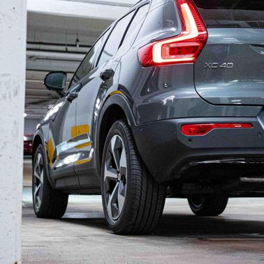 2026 Volvo XC40 Plus, B5 AWD Gas (mild hybrid), Dark