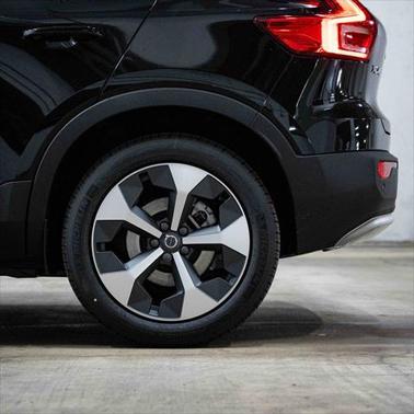 2025 Volvo XC40 B5 Plus Bright Theme