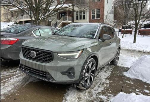 2023 Volvo XC40 B5 Ultimate Dark Theme