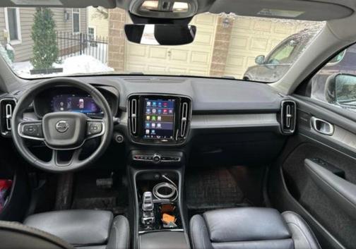 2023 Volvo XC40 B5 Ultimate Dark Theme
