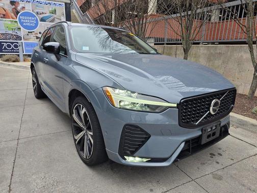 2023 Volvo XC60 B6 Ultimate Dark Theme