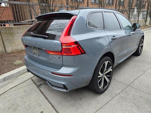 2023 Volvo XC60 B6 Ultimate Dark Theme