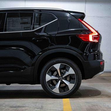 2025 Volvo XC40 B5 Core Bright Theme