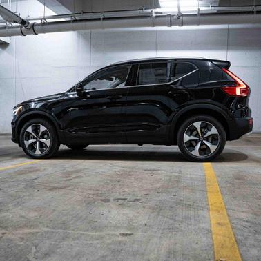 2025 Volvo XC40 B5 Core Bright Theme