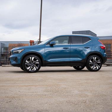 2025 Volvo XC40 B5 Ultra Bright Theme