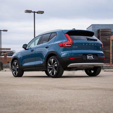 2025 Volvo XC40 B5 Ultra Bright Theme