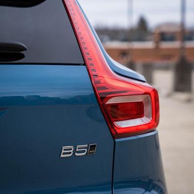 2025 Volvo XC40 B5 Ultra Bright Theme