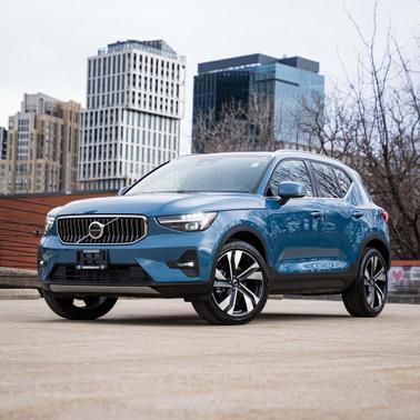2025 Volvo XC40 B5 Ultra Bright Theme