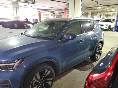 2025 Volvo XC40 B5 Ultra Bright Theme