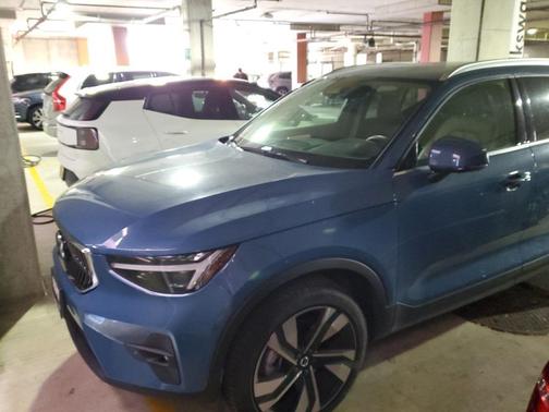 2025 Volvo XC40 B5 Ultra Bright Theme