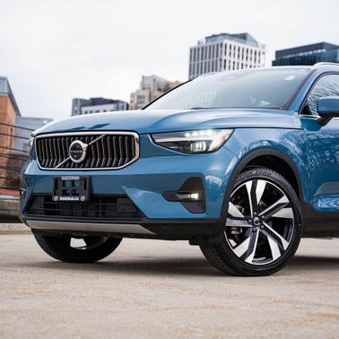 2025 Volvo XC40 B5 Ultra Bright Theme
