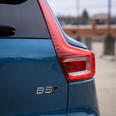 2025 Volvo XC40 B5 Ultra Bright Theme