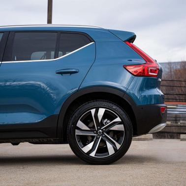 2025 Volvo XC40 B5 Ultra Bright Theme