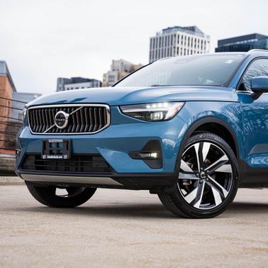 2025 Volvo XC40 B5 Ultra Bright Theme