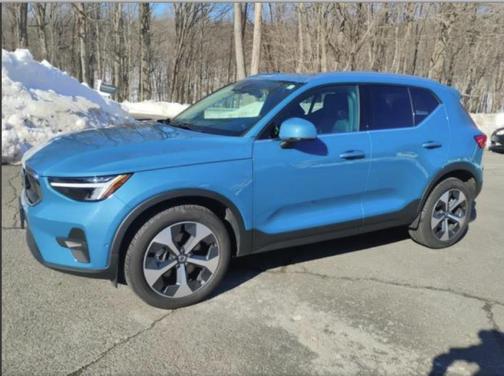 2023 Volvo XC40 B5 Plus Bright Theme