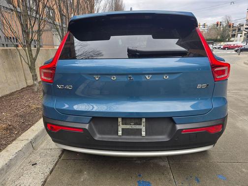 2023 Volvo XC40 B5 Plus Bright Theme
