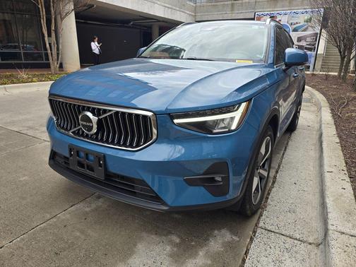 2023 Volvo XC40 B5 Plus Bright Theme